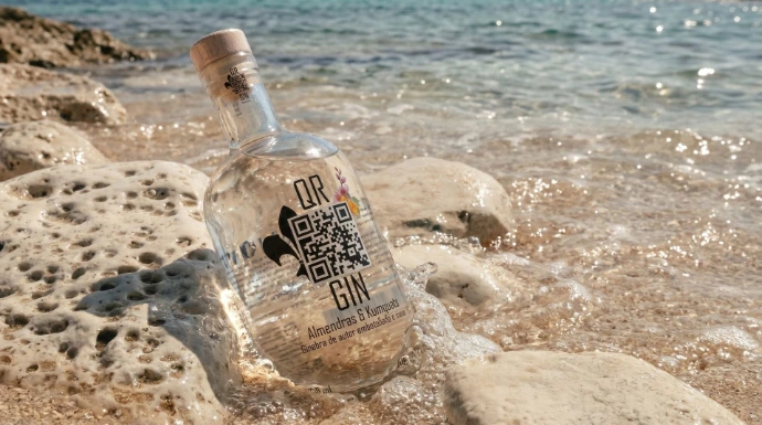 Premium flesontwerp en branding voor Gin QR NewSpirits drankenbranding agentschap.