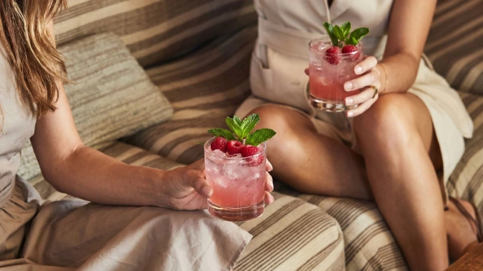 Wildlife Raspberry Spritz garnering: frambozen en munt