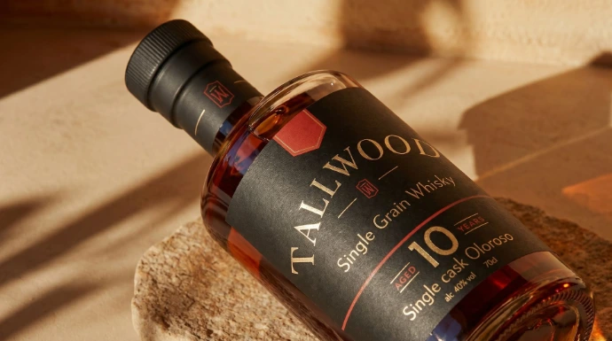 Premium flesontwerp en branding voor TallWood Whisky 10 Jaar door NewSpirits drankenbranding agentschap.