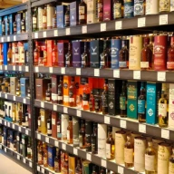 Licorería Brouwhoeve con una amplia variedad de cervezas especiales y bebidas destiladas.
