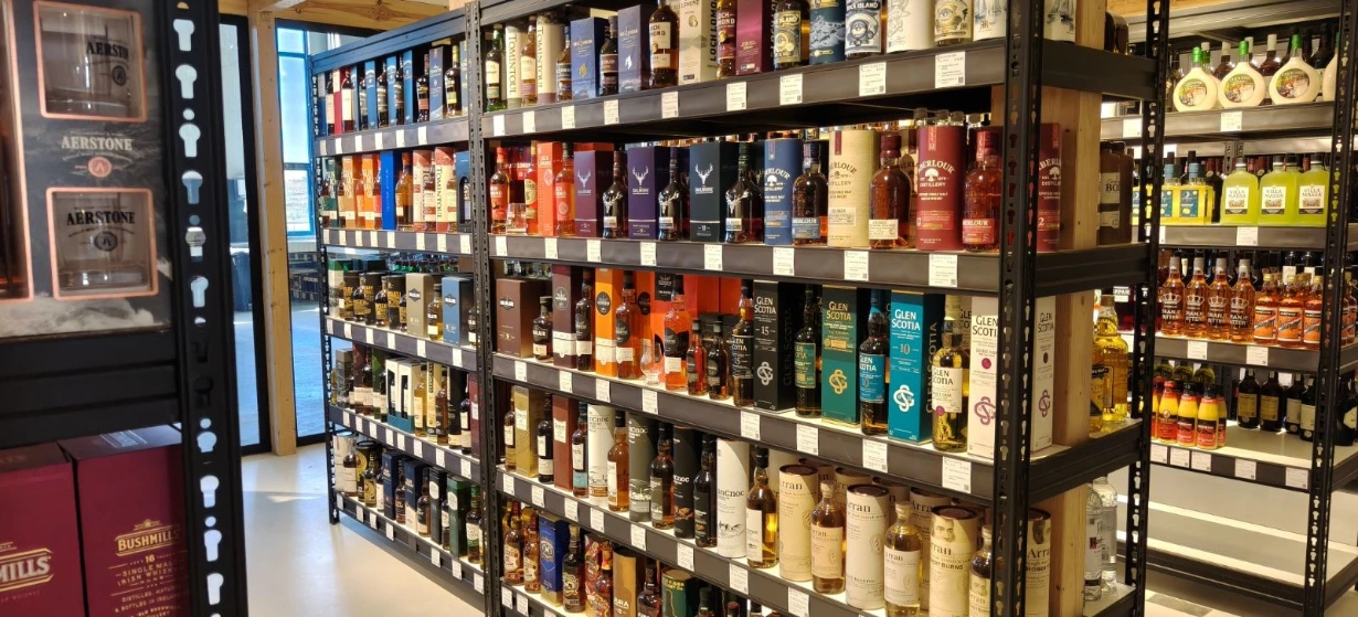 Interior de la licorería Brouwhoeve con exhibidores de sus propias bebidas fuertes y licores.