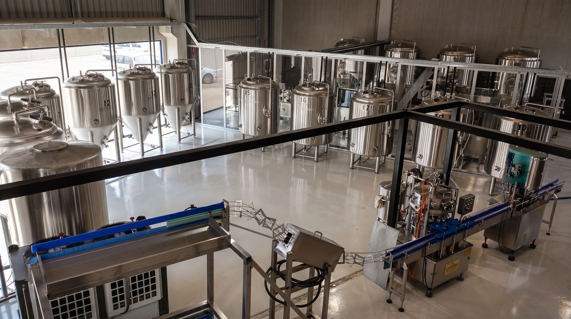 Grandes tanques de acero inoxidable en la cervecería artesanal de Brouwhoeve.