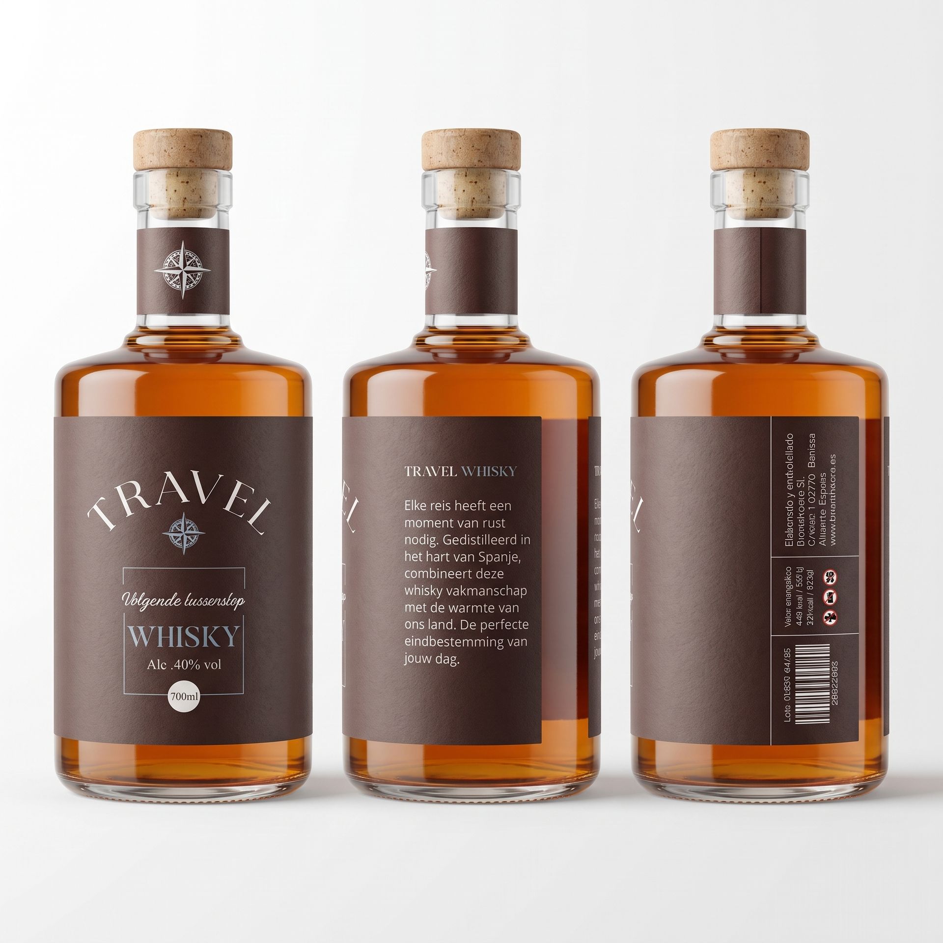 Drie private label whisky flessen tonen voor-, zij- en achterkant etiket
