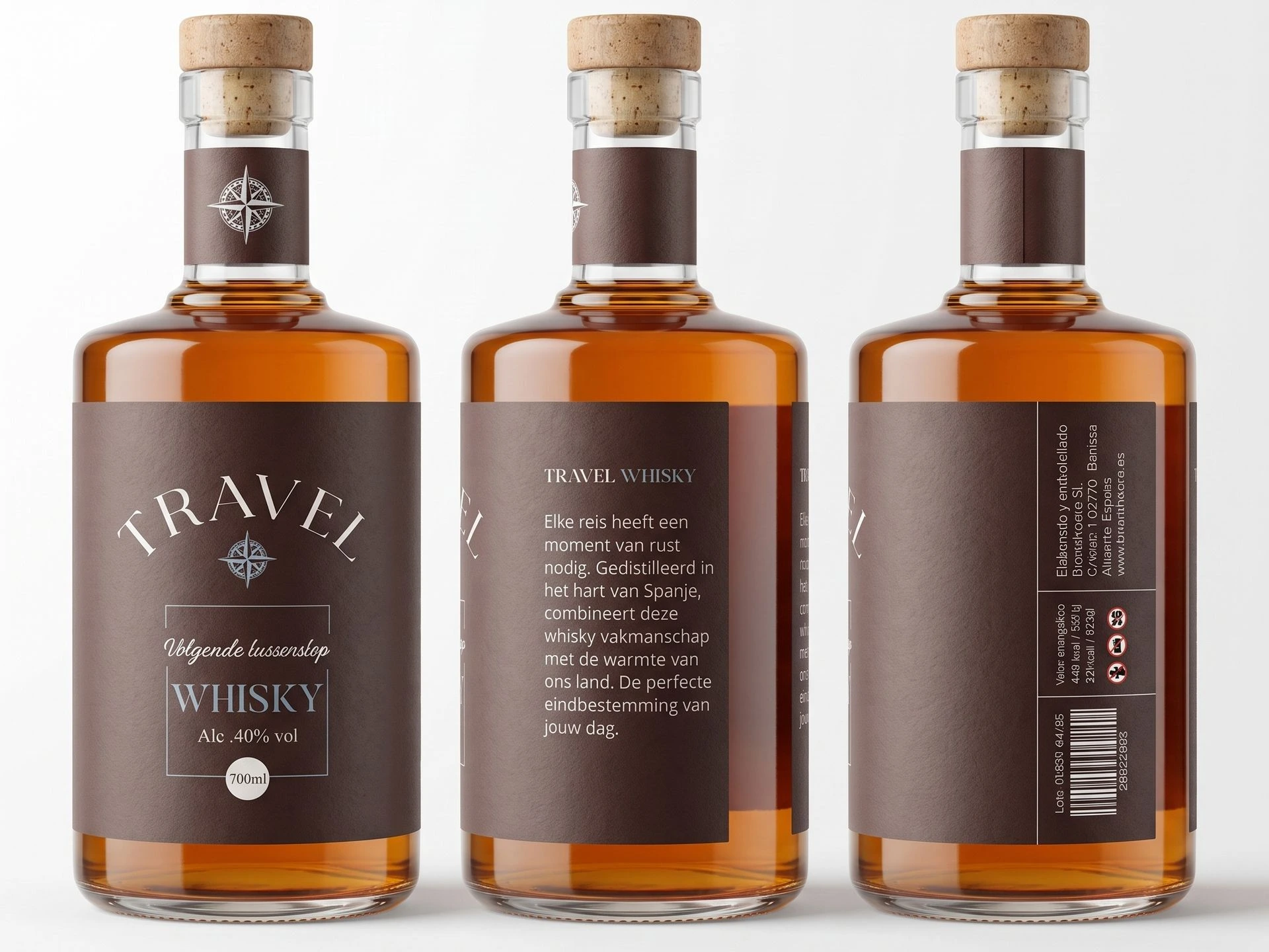 Drie private label whisky flessen tonen voor-, zij- en achterkant etiket
