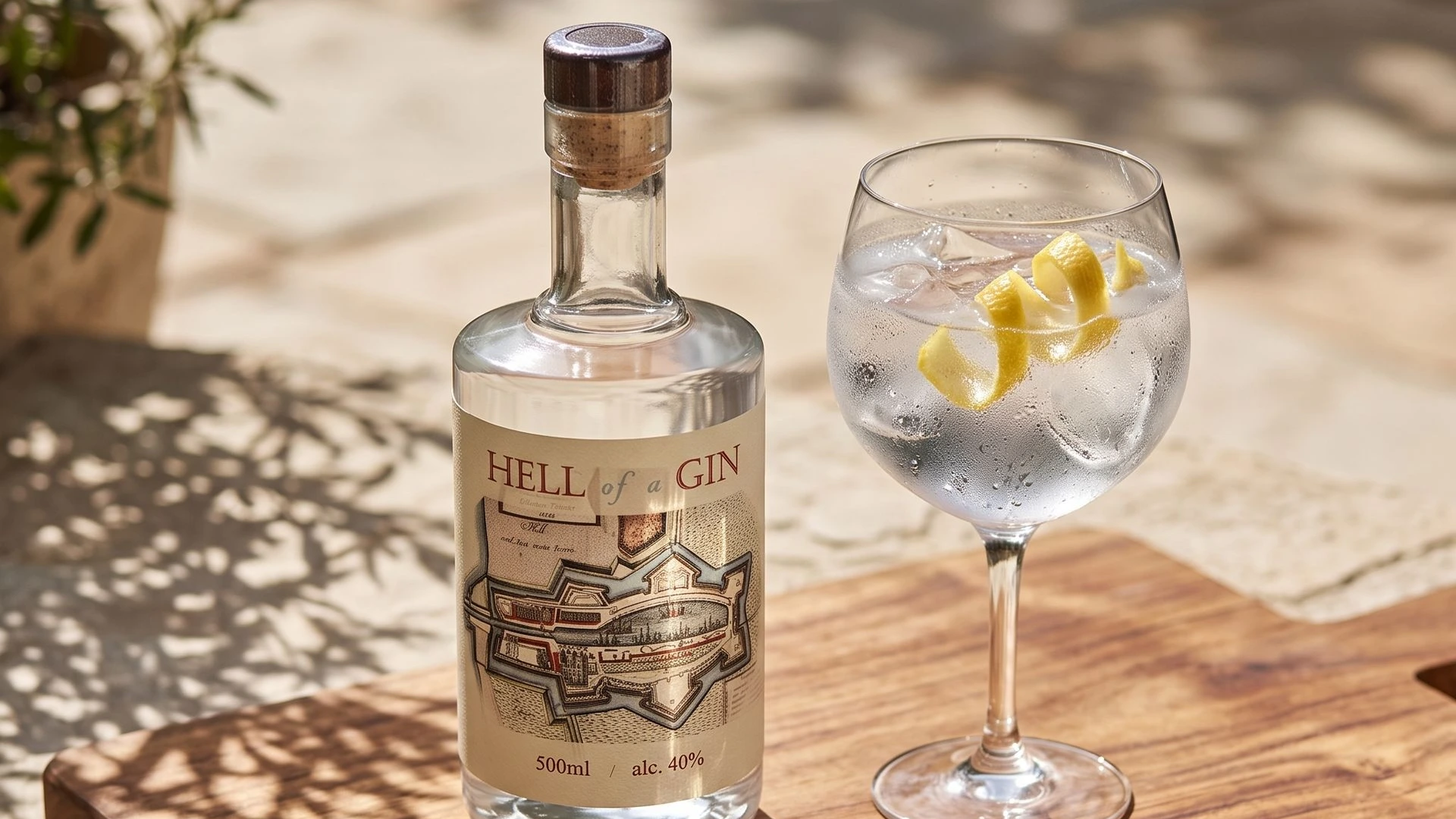 Hell of a Gin fles met historisch landkaart etiket en gin-tonic glas in vintage sfeer