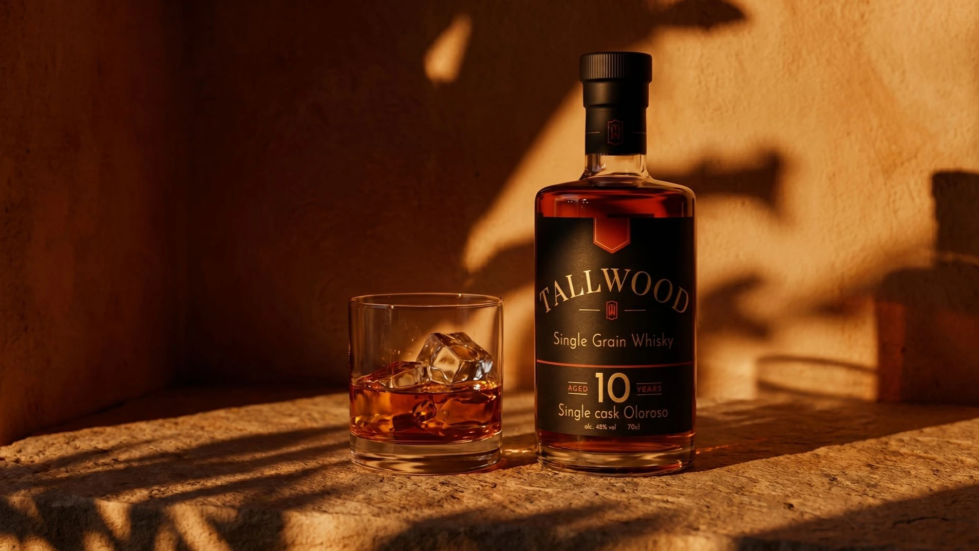 Tallwood 10 jaar single grain whisky fles met glas in klassieke stijl