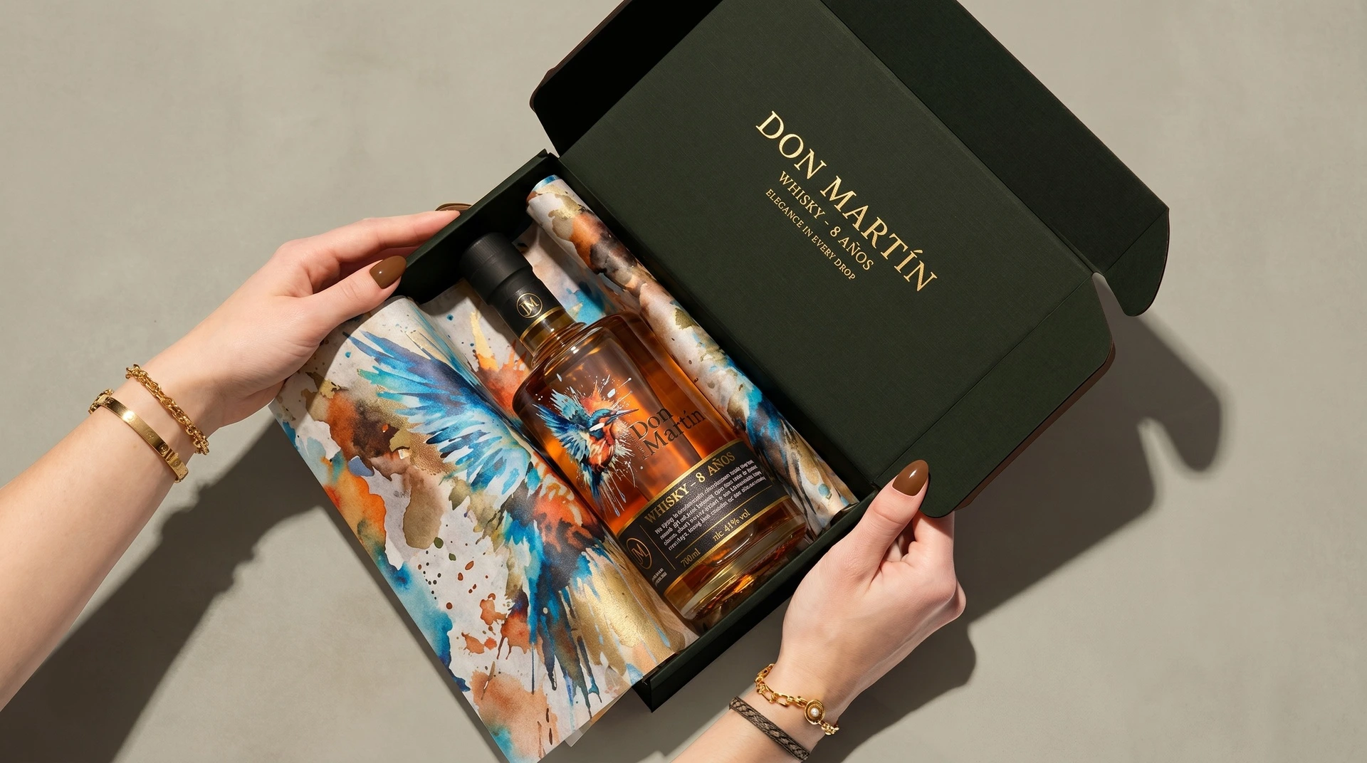 Handen die een groen met gouden geschenkdoos openen met daarin een fles Don Martín whisky.